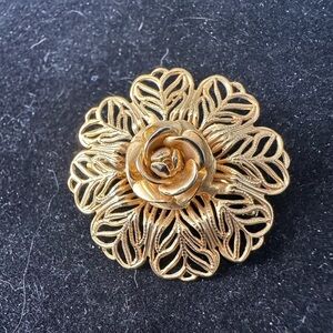 Vintage Gold Tone Flower Filigree Brooch Elegant Fashion Jewelry